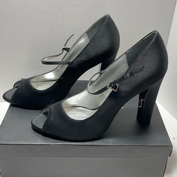 Nina Shoes - EUC- Nina black peep toe heels